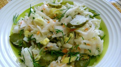 Салат с квашеной капустой и яйцом