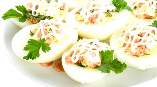Корзиночки из яиц с салатом