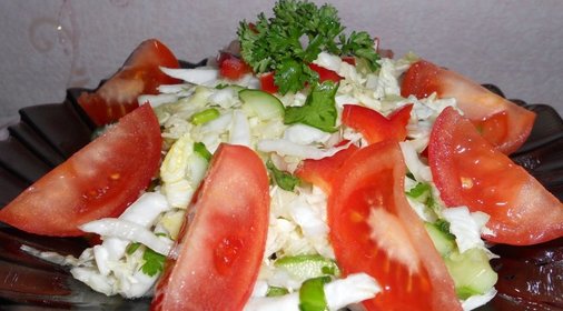 Салат из пекинской капусты с помидорами