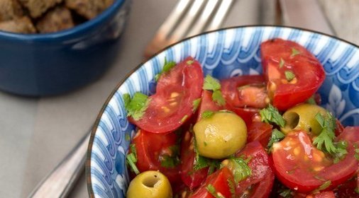 Салат сальса с помидорами и зелеными оливками