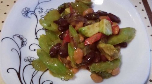 Теплый салат с фасолью