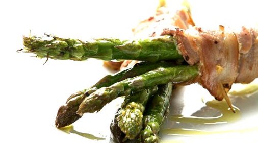 Спаржа на гриле в кусочках прошутто