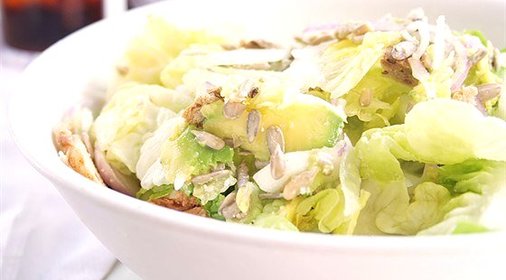 Салат «Цезарь» с курицей и авокадо