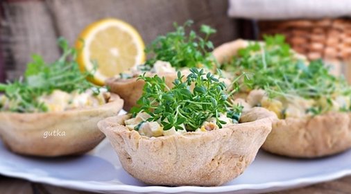 Хрупкие корзинки фаршированные тунцом, яйцами и авокадо
