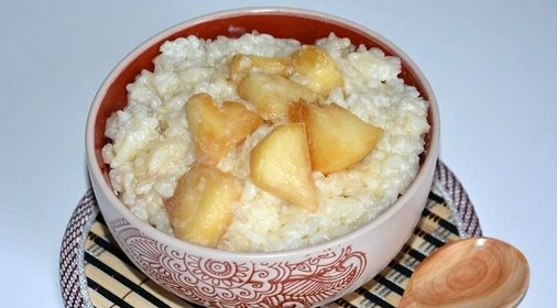 Молочная рисовая каша с карамелизированными яблоками