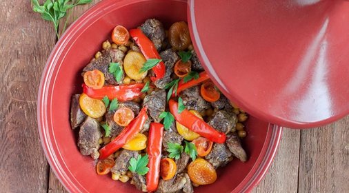 Тажин с говядиной, нутом, красным перцем, курагой и помидорами