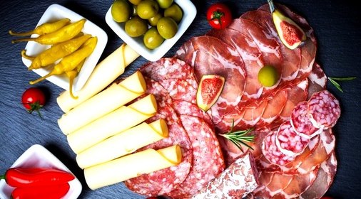 Красивая нарезка колбасы и сыра