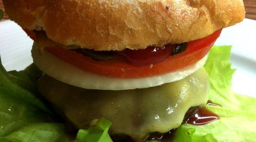 Гамбургеры с овощами и сыром