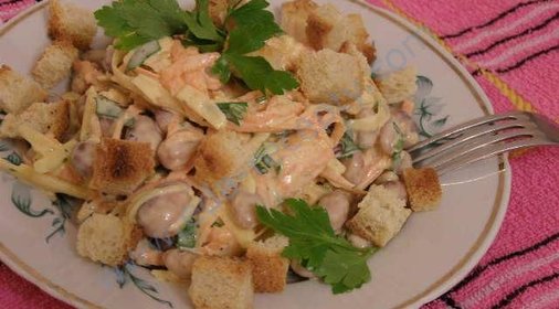 Салат с фасолью и сухариками