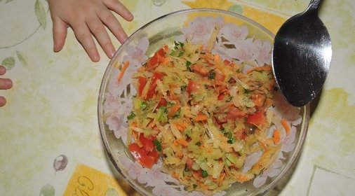 Салат витаминный с редькой