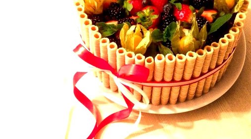 Торт «Медовик» с ягодами