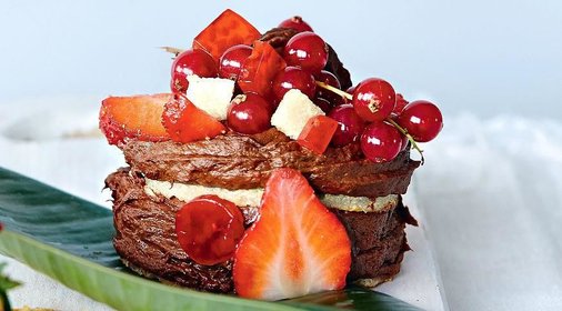 Фитнес-пирожное из миндального бисквита с бананово-шоколадным кремом и ягодным желе