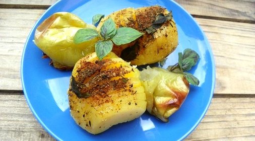 Картофель запеченный с яблоками и пряными травами