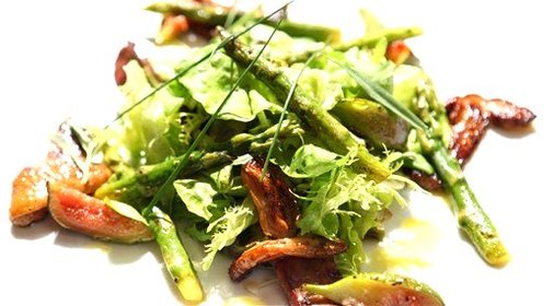 Салат из спаржи с инжиром и грибами под соусом из масла грецкого ореха