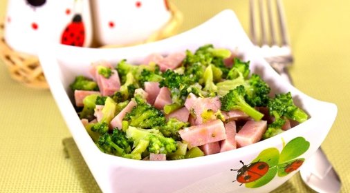 Салат с брокколи и ветчиной
