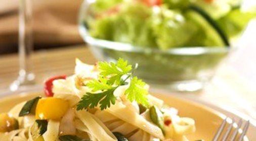 Тальятелле с кабачками, чесноком, лимоном и чили