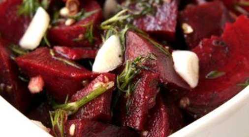 Теплый салат из запеченой свеклы с укропом