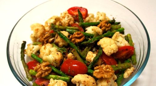 Теплый салат со спаржей