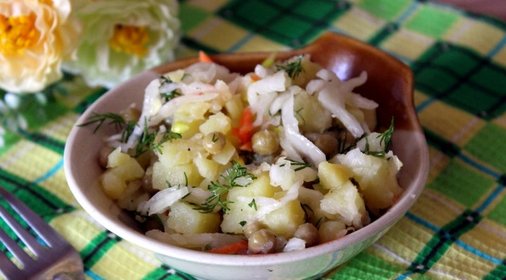 Постный картофельный салат с квашенной капустой и зеленым горошком