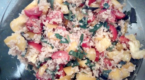 Овощной салат с киноа и брынзой
