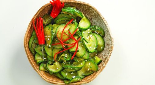 Салат из огурцов и зелени