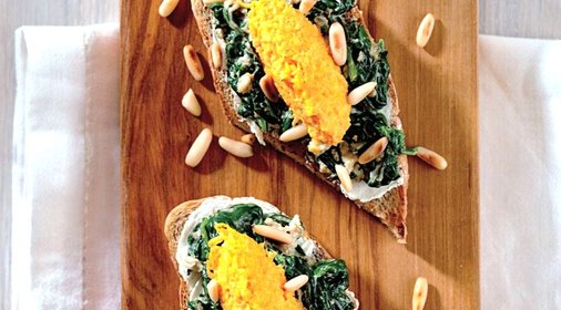 Бутерброд с щавелем, творожным сыром и морковным муссом