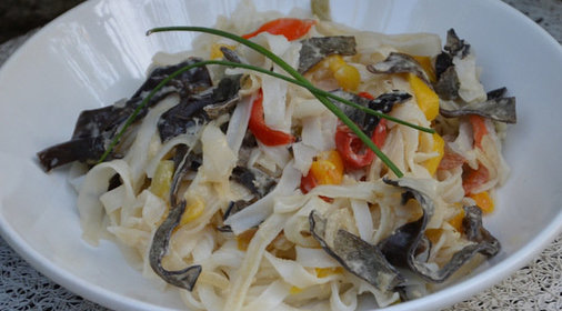 Рисовая лапша с овощами в азиатском стиле