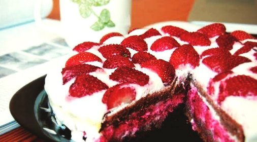 Бисквитный торт с ягодами и двойным кремом