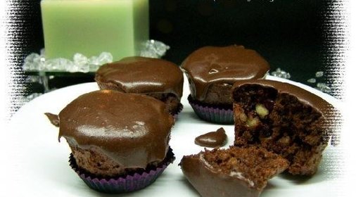 Шоколадные маффины с орехами и клюквой