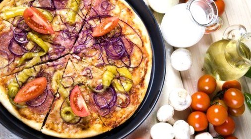 Пицца с овощами и соусом песто