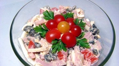 Салат с колбасой и грибами