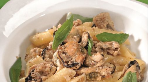 Пенне с мидиями в ореховом соусе