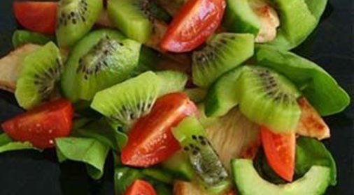 Салат с киви, курицей и овощами