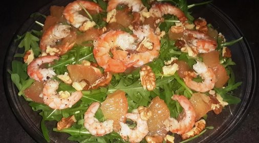Легкий салат с креветками, рукколой и грейпфрутом