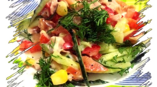 Салат с копченой курицей, овощами и кукурузой