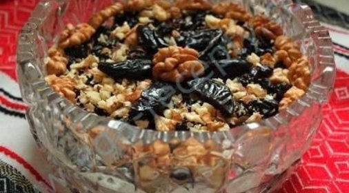 Слоёный салат с говядиной и черносливом
