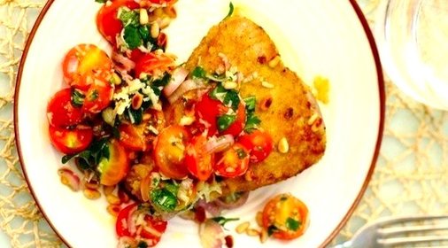 Жареный панированный тунец с салатом из помидоров и трав