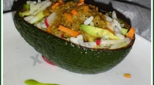 Рисово-овощной салат с соусом из авокадо