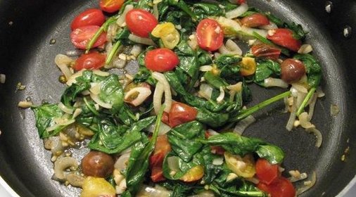 Шпинат с помидорами и чесноком