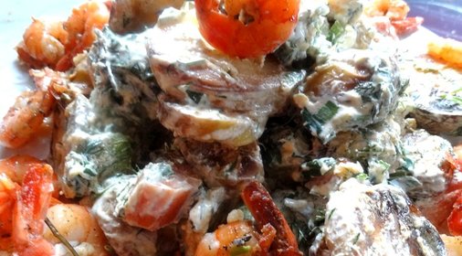 Салат из запеченных овощей с креветками и заправкой крем-фреш