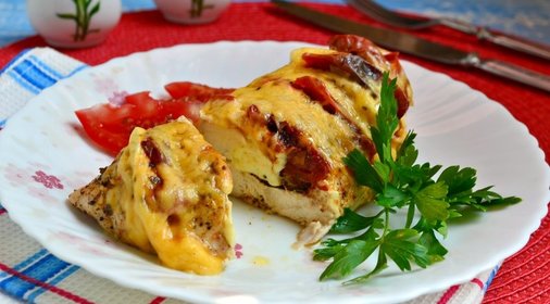 Куриное филе с брынзой и вялеными помидорами на пару