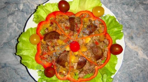 Теплый салат с куриной печенью и помидорами