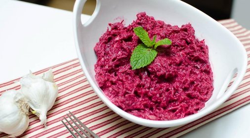 Салат из свеклы с чесноком и майонезом