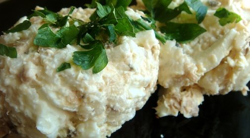 Рыбный салат с рисом и сыром