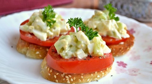 Чесночные гренки с помидорами и яично-огуречным салатом