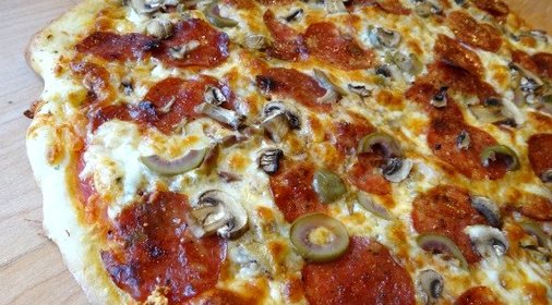 Пицца с колбасой и грибами