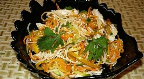 Салат из рисовой лапши с овощами и курицей