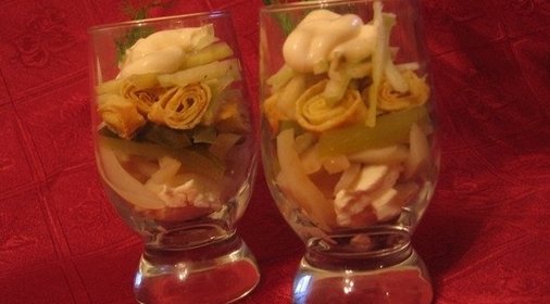 Салат с кальмарами и красной икрой