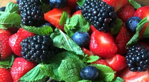 Ягодный салат с мятой