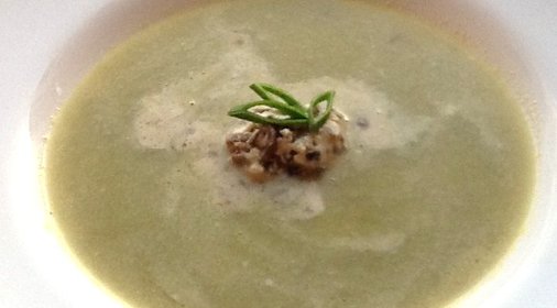 Крем-суп из спаржи со сливочно-трюфельной заправкой